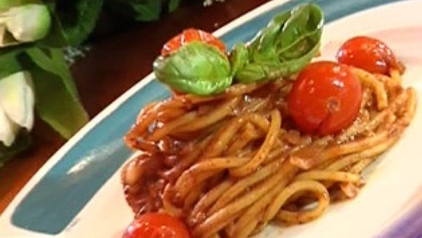 Spaghetti Alla Chitarra Con Pate D’olive E Pomodoro